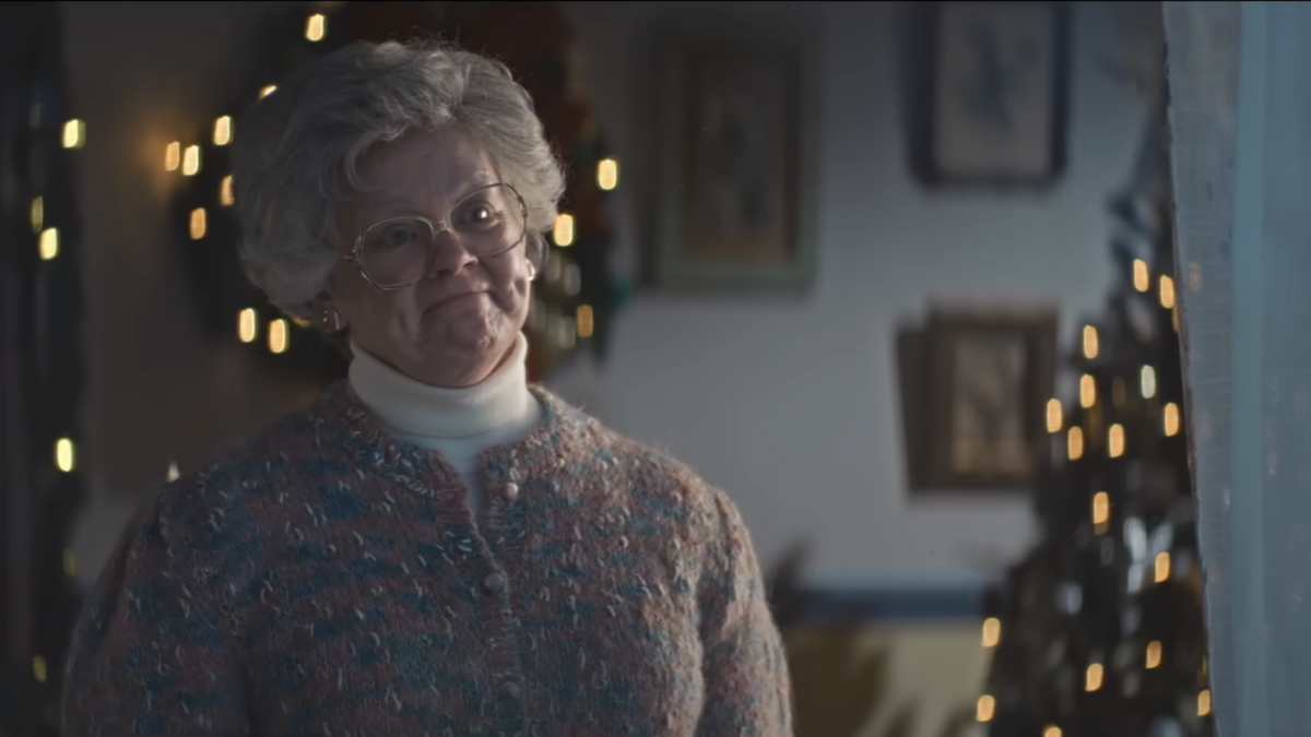 melissa-mccarthy-membawa-semangat-natal-terlalu-jauh-snl-sketsa