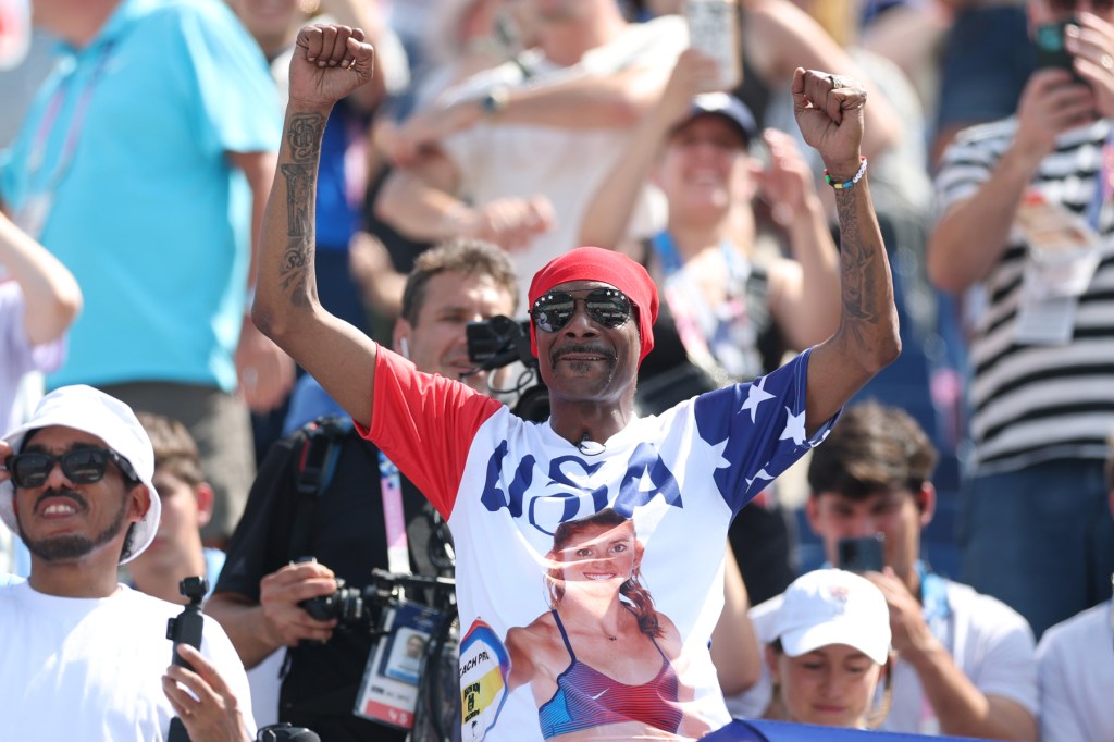 snoop-dogg-menjadi-pelatih-kehormatan-pertama-tim-as-untuk-olimpiade-musim-dingin-2026