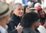 CEO Disney Bob Iger menjelaskan mengapa dia baru saja melakukan kesepakatan blockbuster OpenAI