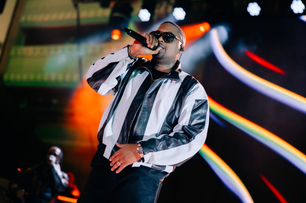 nas-buktikan-dia-‘tahun-cahaya’-lebih-maju-di-kelasnya-dengan-konser-musik-amazon