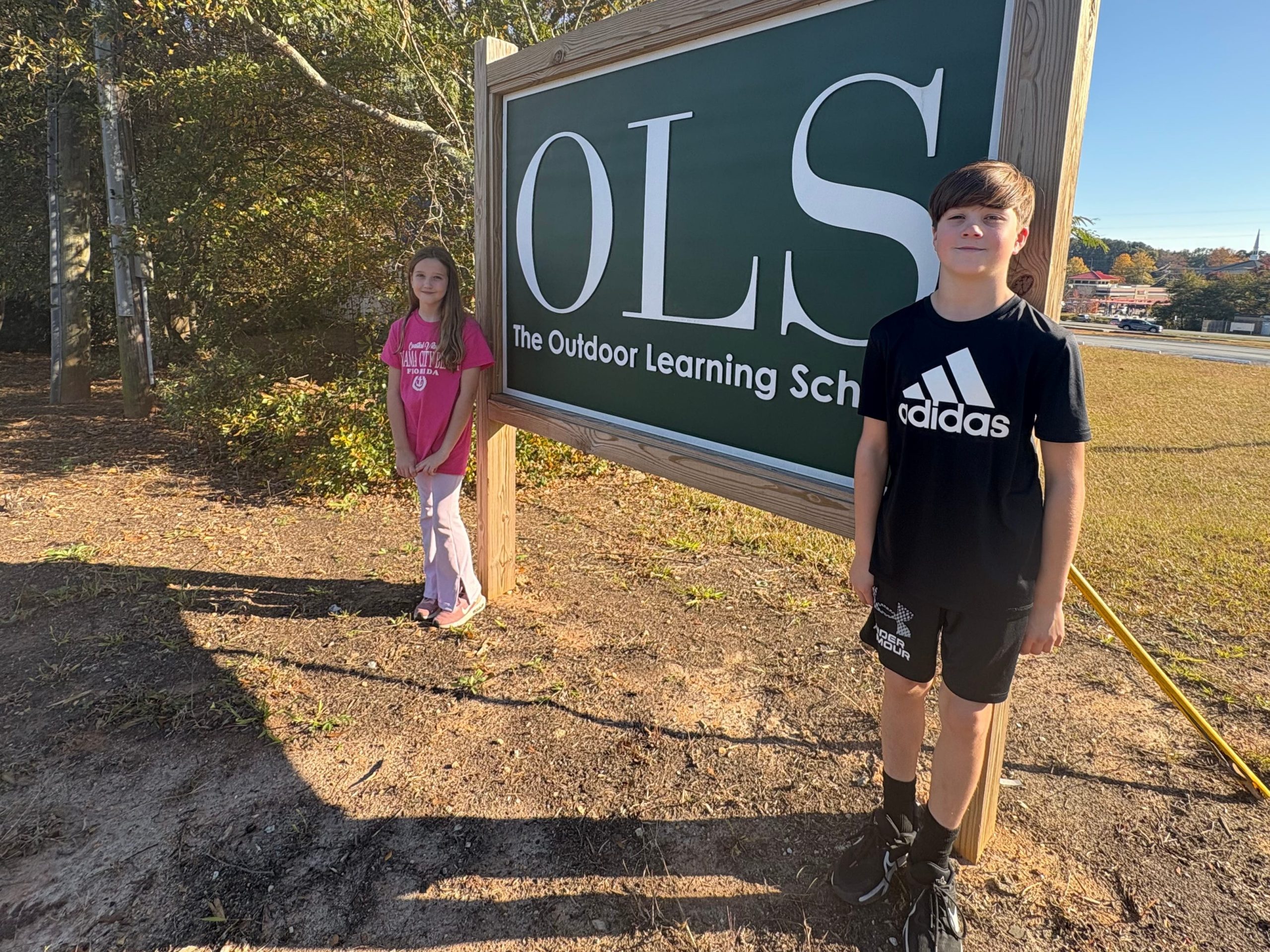 anak-anak-saya-bersekolah-di-sekolah-dasar-luar-ruangan-tanpa-seni,-musik,-atau-perpustakaan-mereka-menyukainya,-tetapi-menyesuaikan-diri-dengan-sekolah-umum-itu-sulit.