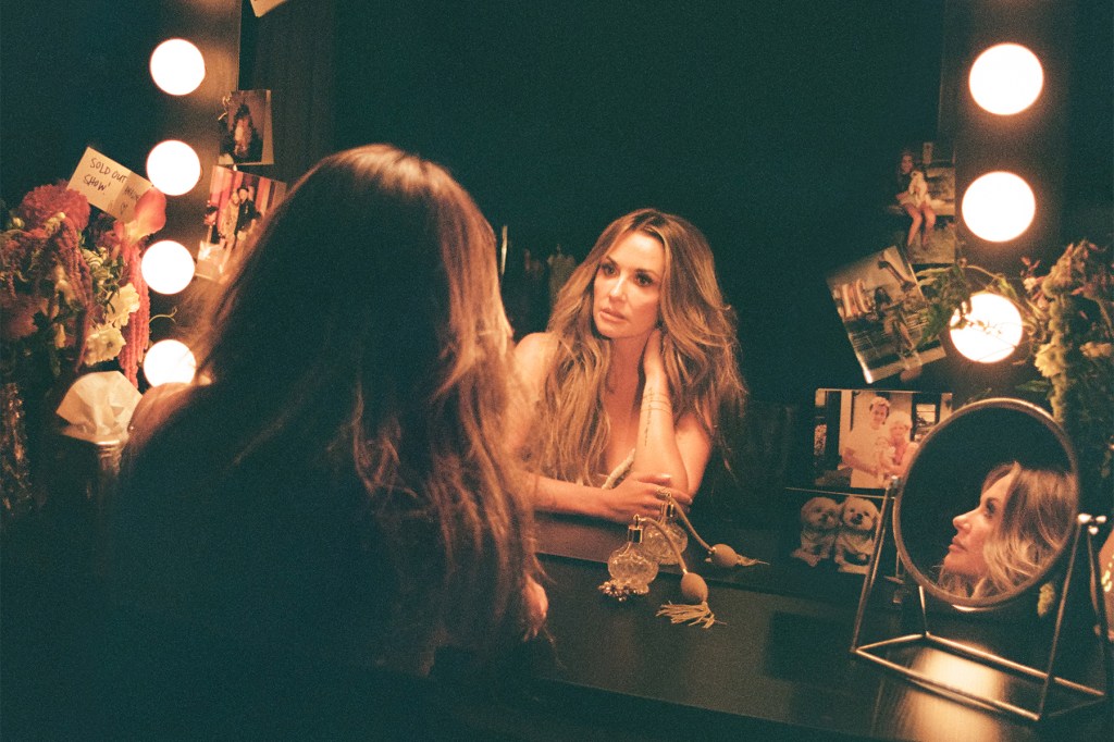 carly-pearce-menarik-tirai-dengan-single-rentannya-‘dream-come-true’:-‘rasanya-lebih-seperti-terapi’