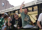 Netflix menghadirkan 3 podcast video Barstool ke platform dalam kesepakatan eksklusif