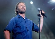 “Dierks Bentley Menjadi Judul Utama di Fan Fest Vrbo Fiesta Bowl: Eksklusif”.