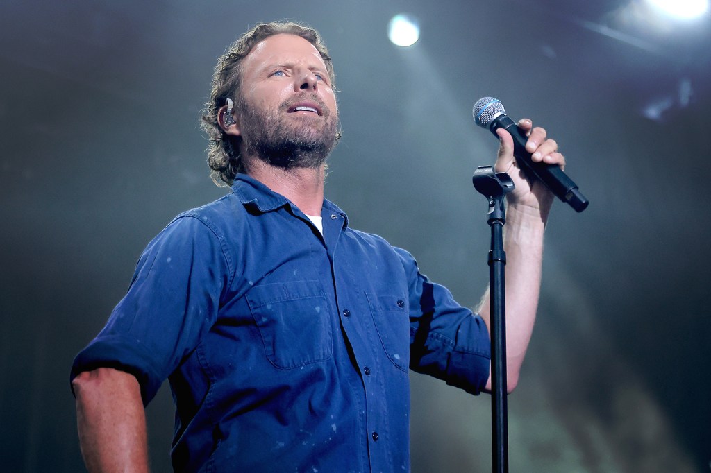 “dierks-bentley-menjadi-judul-utama-di-fan-fest-vrbo-fiesta-bowl:-eksklusif”.