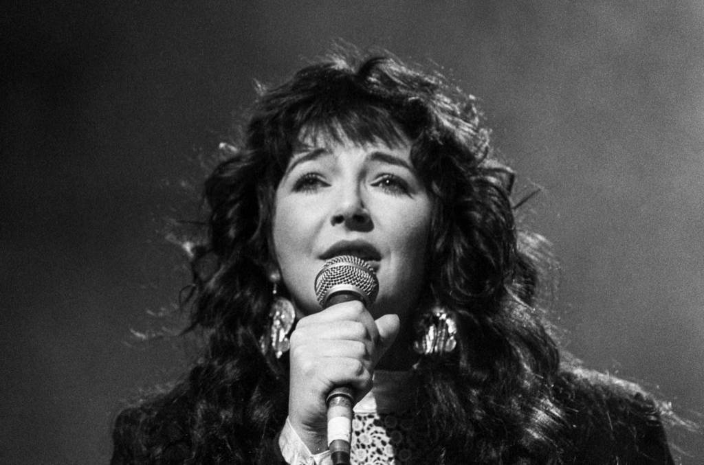 ‘running-up-that-hill’-kate-bush-kembali-di-no.-1-di-top-tv-songs-chart