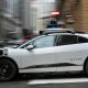 waymo-tanpa-pengemudi-tampaknya-melaju-langsung-ke-lalu-lintas-dalam-video-viral