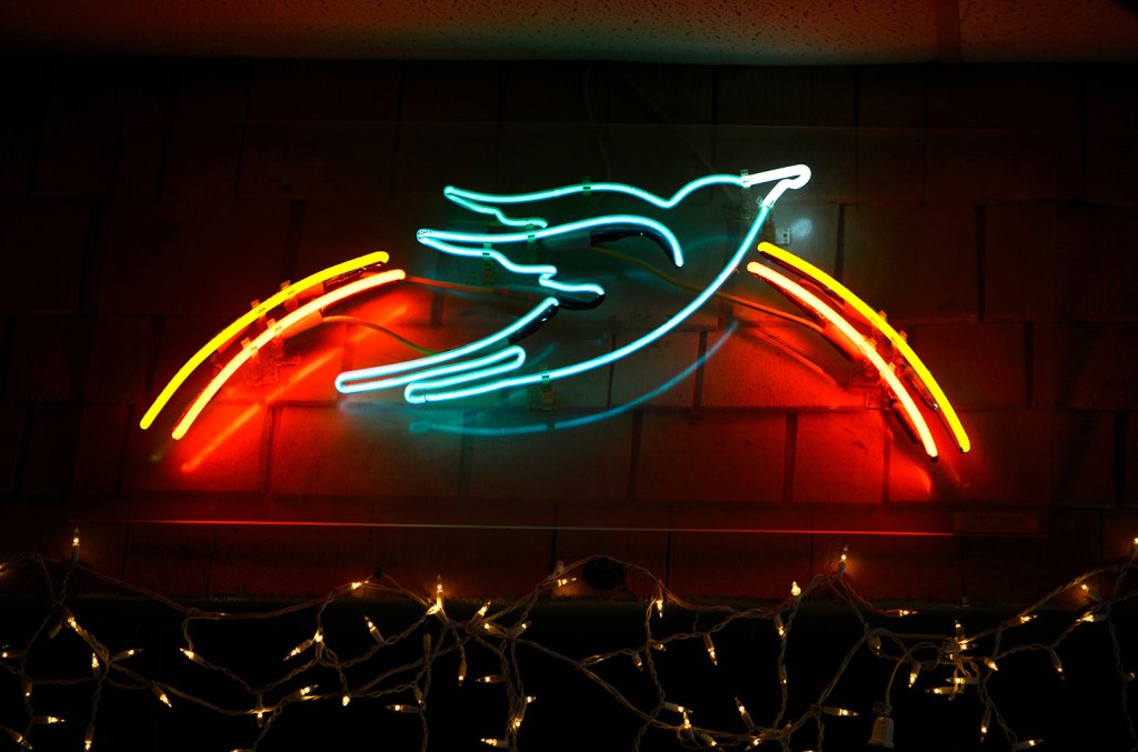 bagaimana-the-bluebird-cafe-—-ruang-86-kursi-di-strip-mall-—-menjadi-ajang-pembuktian-negara