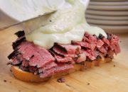 Bagaimana Katz’s Deli menyajikan 70.000 pon daging seminggu