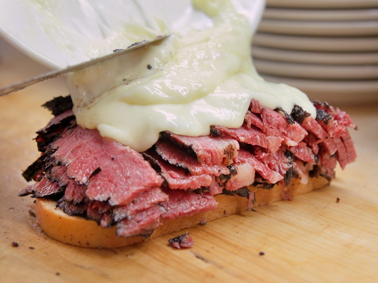 bagaimana-katz’s-deli-menyajikan-70.000-pon-daging-seminggu