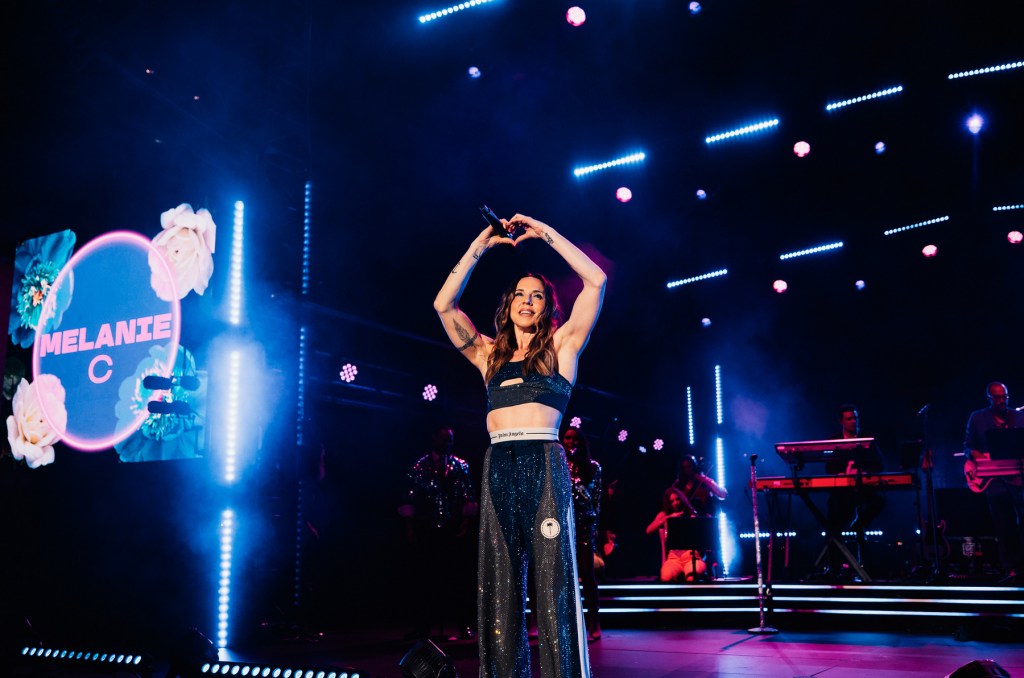 melanie-c-menampilkan-medley-spice-girls-untuk-pesta-malam-tahun-baru-sydney:-tonton