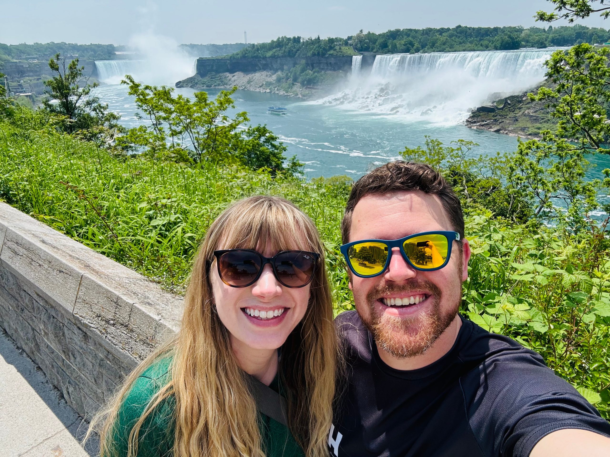 saya-mengunjungi-air-terjun-niagara-di-sisi-amerika-dan-kanada-keduanya-memiliki-keuntungan-besar,-tapi-saya-tetap-punya-favorit.