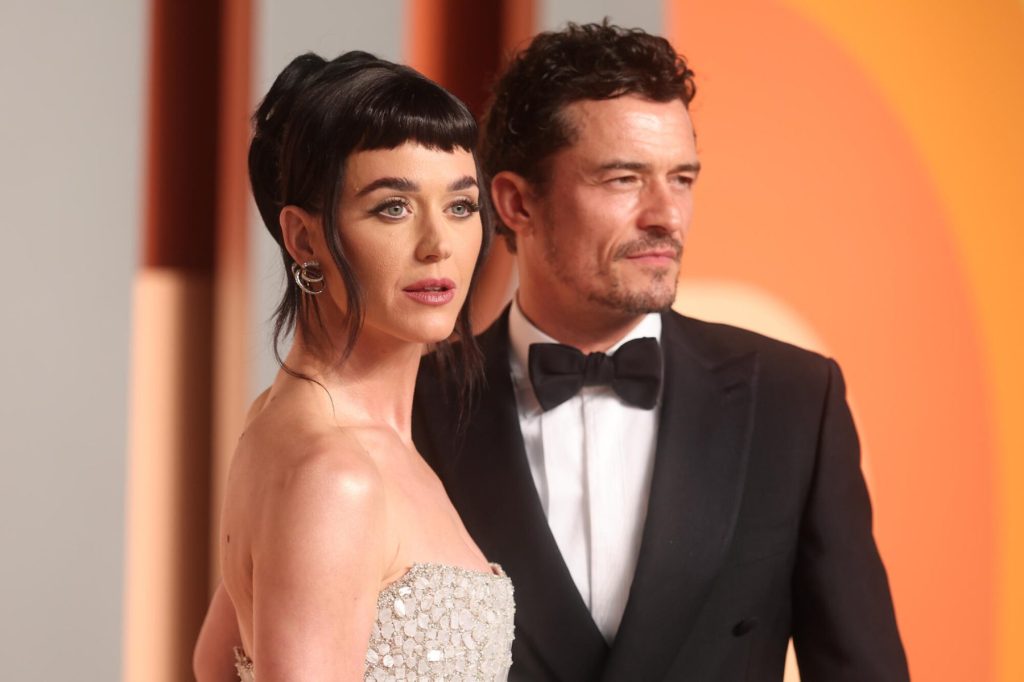 “katy-perry-menyertakan-justin-trudeau-&-mantan-orlando-bloom-dalam-kumpulan-foto-‘holidaze'”.