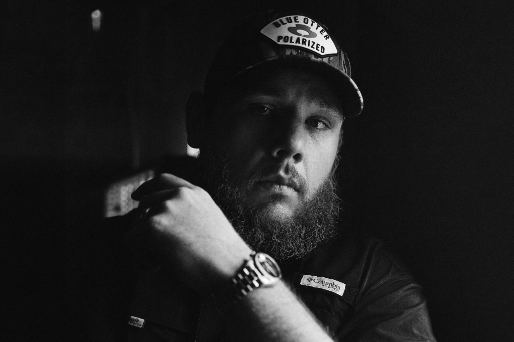 6-lagu-country-baru-yang-wajib-didengar:-luke-combs,-brit-taylor-&-lainnya