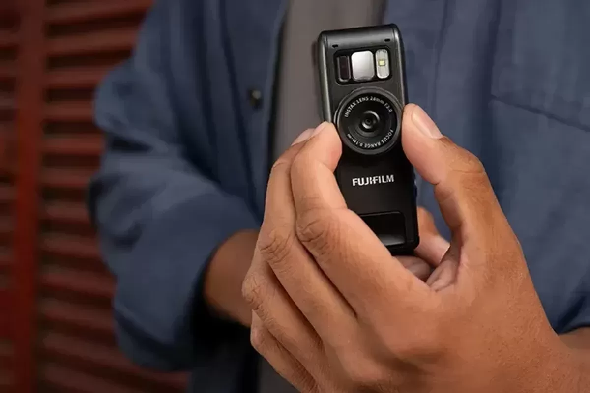 fujifilm-hadirkan-instax-mini-evo-cinema,-kamera-dengan-desain-retro-ala-super-8