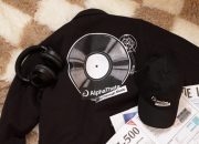 Meromantisasi ‘Masa Lalu’ Penemuan Musik Melalui Koleksi Pakaian Pertama AlphaTheta