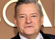 Ted Sarandos mengatakan Netflix akan berkomitmen untuk rilis teatrikal selama 45 hari