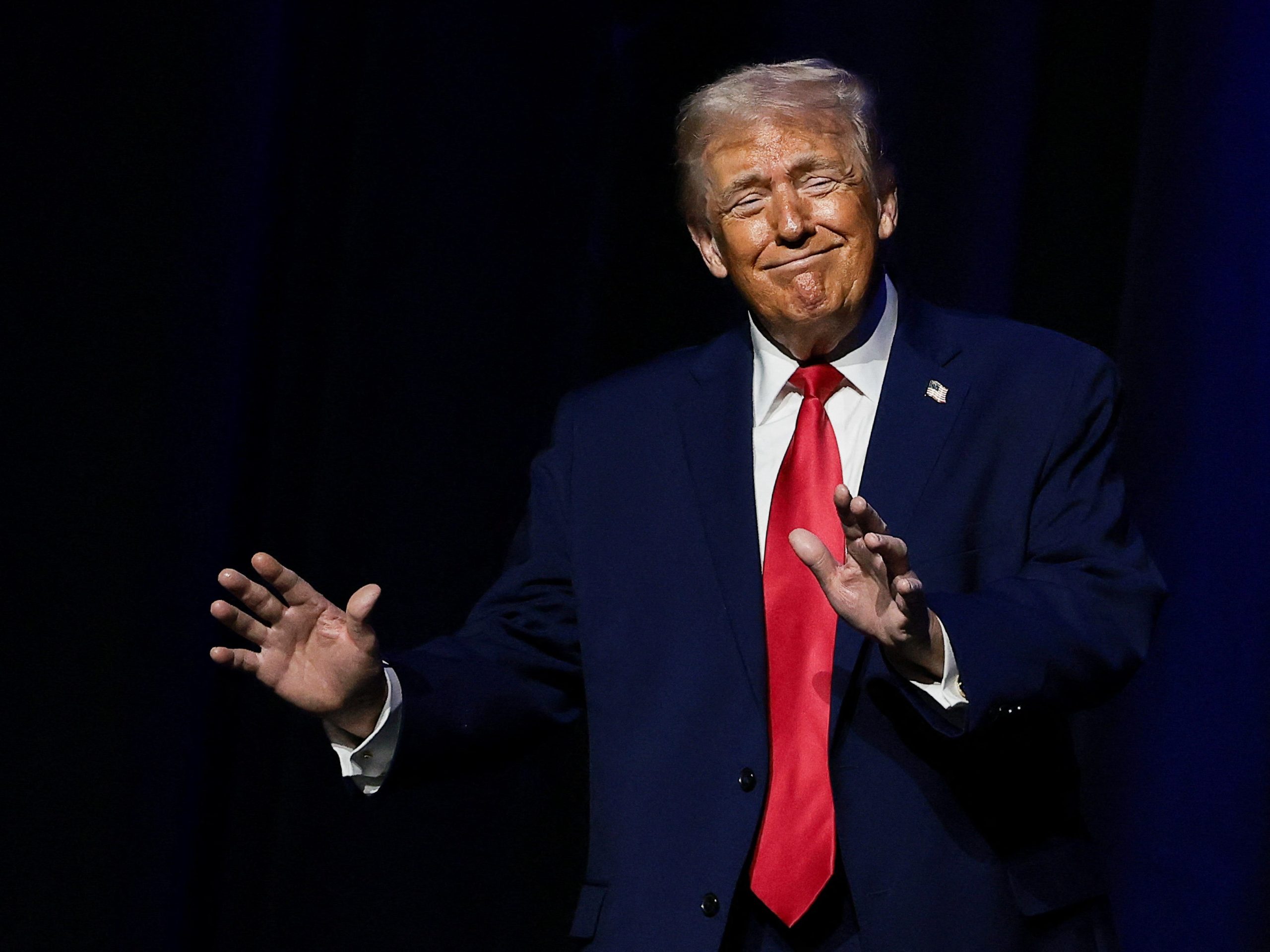 mengharapkan-cek-dividen-tarif-$2000?-trump-memberikan-pesan-yang-beragam.