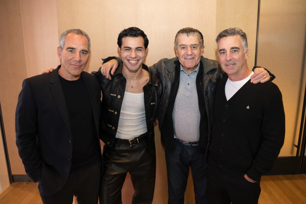 mergui-menandatangani-kontrak-dengan-rekor-universal/kolektif-republik