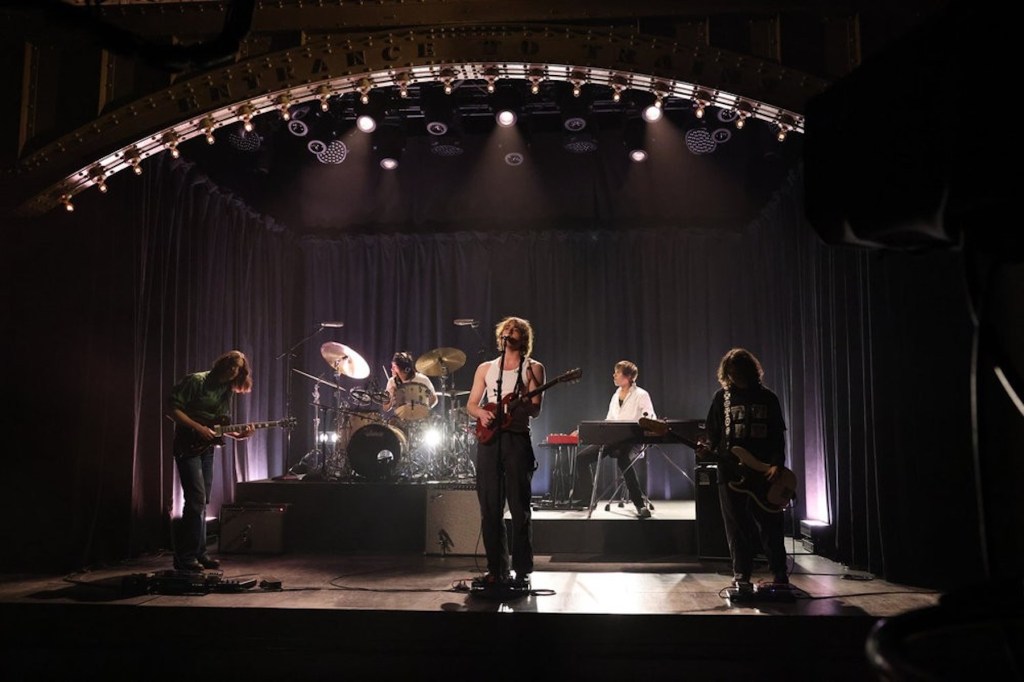 geese-membuat-debut-‘snl’-dengan-pertunjukan-‘au-pays-du-camine’-dan-‘trinidad’:-tonton
