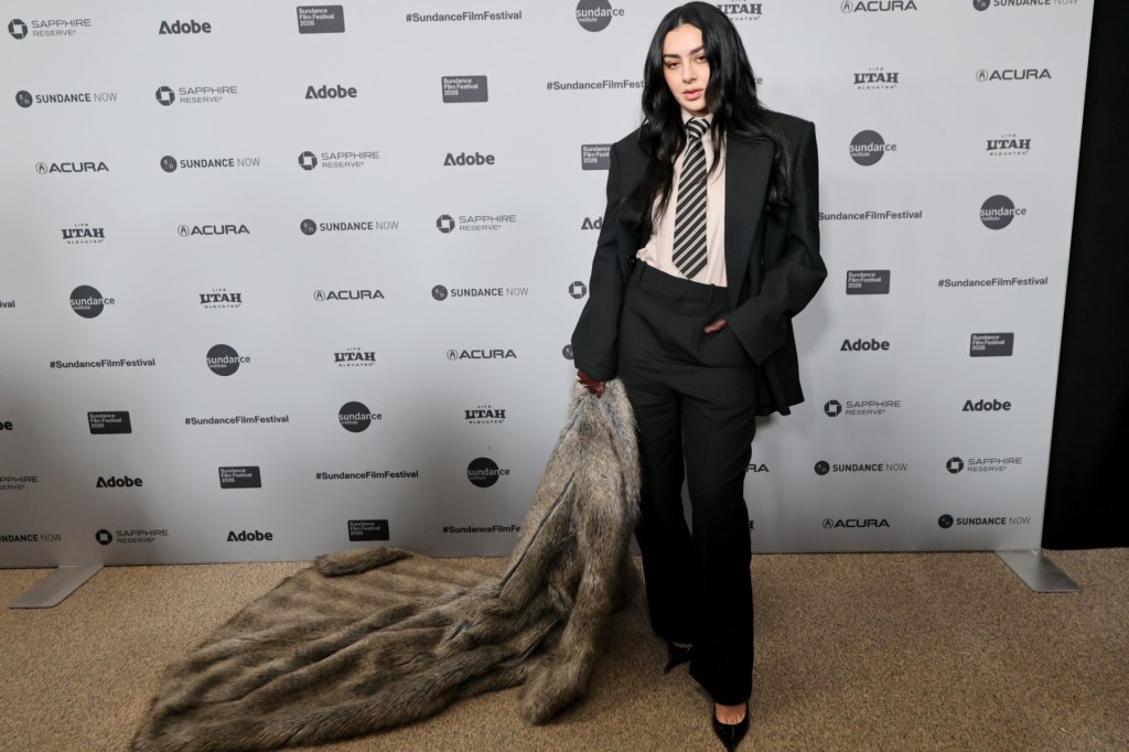 charli-xcx-bahas-karier-akting-dan-melampaui-era-‘brat’-di-sundance-film-festival-2026
