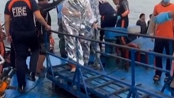 momen-evakuasi-korban-selamat-tenggelamnya-kapal-feri-di-filipina