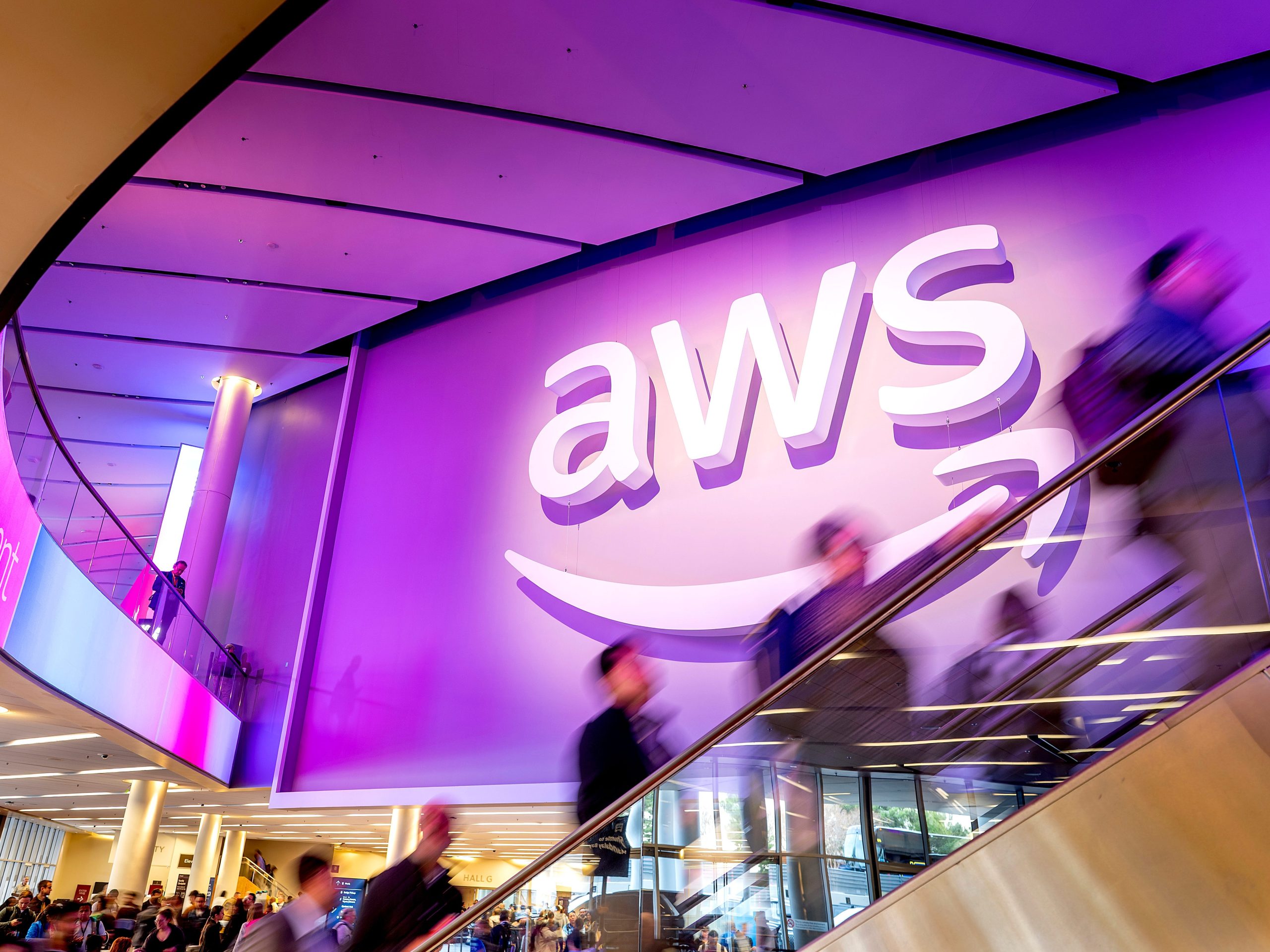 wakil-presiden-cloud-amazon-memberi-tahu-staf-untuk-‘menggunakan-teknologi-untuk-menyederhanakan-pekerjaan’-dalam-menangani-phk