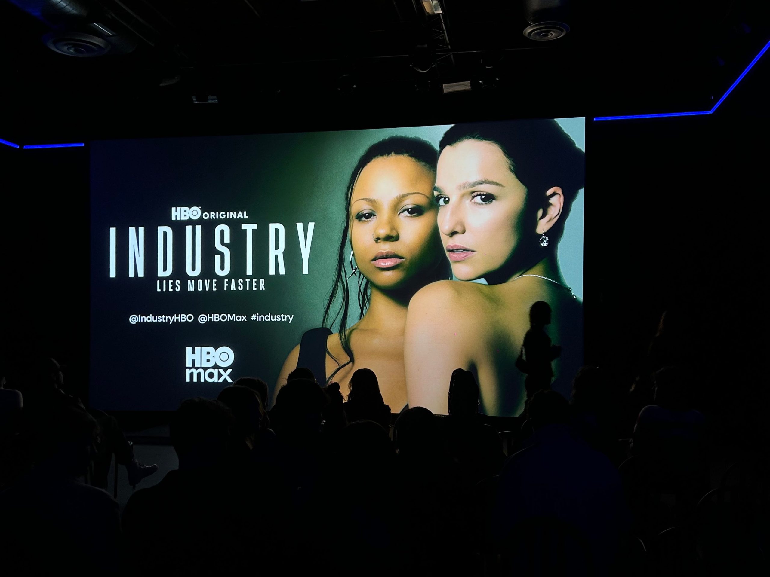 dari-membunyikan-bel-penutupan-nyse-hingga-pertunjukan-dj-tengah-malam-di-gudang-brooklyn,-hari-saya-bersama-para-pemeran-‘industri’-hbo