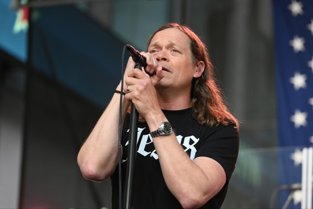 rocker-memberi-penghormatan-kepada-frontman-3-doors-down-brad-arnold