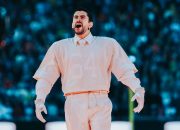 “Bad Bunny Mengungkap Makna Khusus di Balik ’64’ di Jersey Pertunjukan Paruh Waktu Super Bowl-nya”.