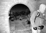 FBI merilis gambar orang ‘bersenjata’ dengan topeng ski dari video kamera bel pintu Nancy Guthrie