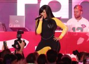 Cardi B Terjatuh dari Kursi Saat Pertunjukan Drama Little Miss di Las Vegas
