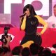 cardi-b-terjatuh-dari-kursi-saat-pertunjukan-drama-little-miss-di-las-vegas
