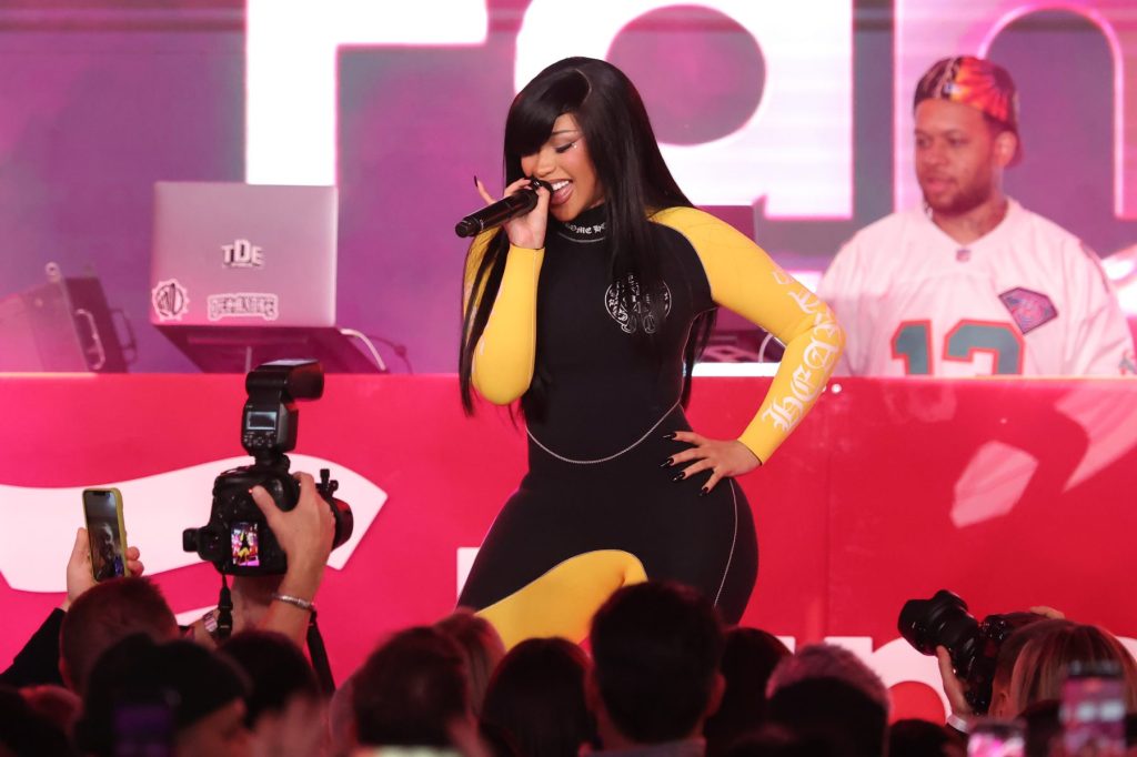 cardi-b-terjatuh-dari-kursi-saat-pertunjukan-drama-little-miss-di-las-vegas