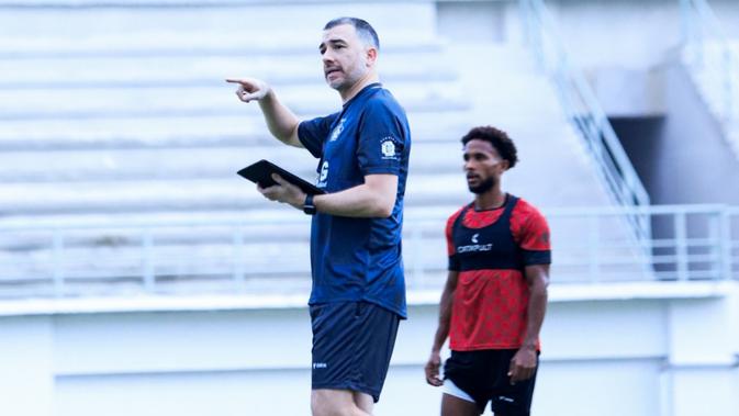 bri-super-league:-tak-mau-terjadi-gol-konyol-lagi,-marcos-reina-gembleng-lini-pertahanan-persik