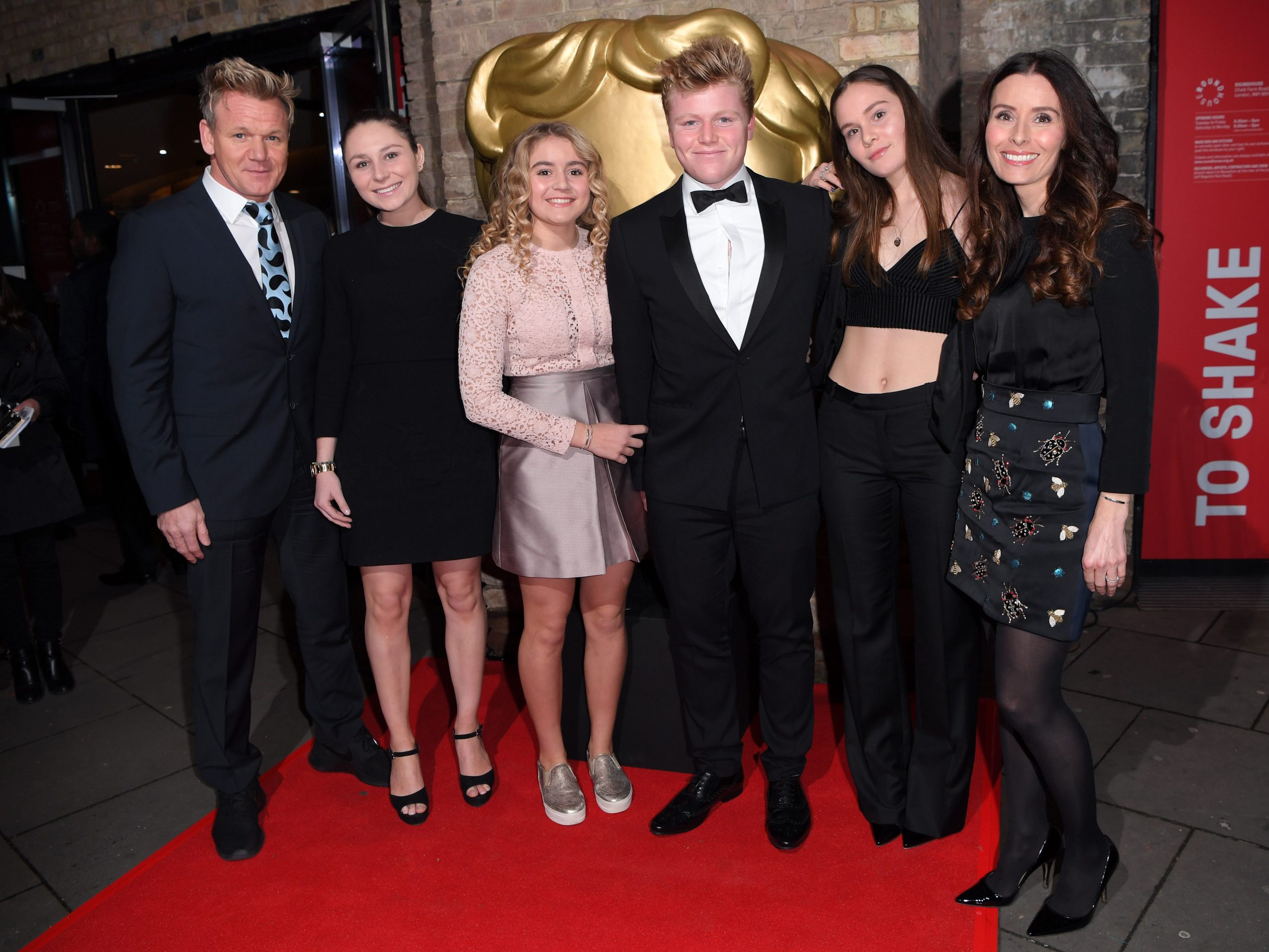 gordon-ramsay-memiliki-6-anak-dengan-istrinya,-tana-temui-keluarga-besar-koki-selebriti.