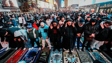foto:-khusyuk-salat-tarawih-di-tengah-hiruk-pikuk-times-square-ny