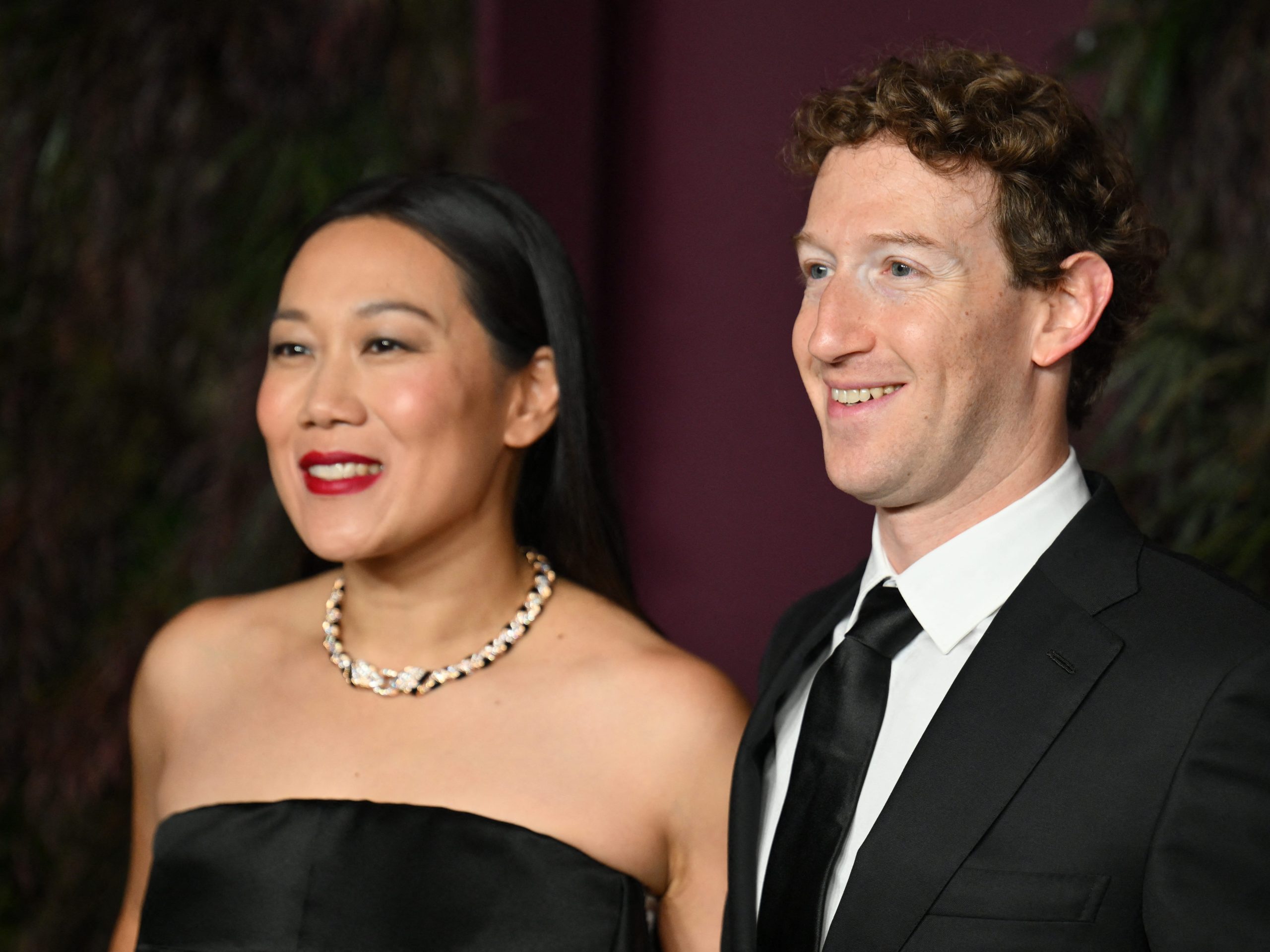 mark-zuckerberg-dan-priscilla-chan-tampil-dengan-sepatu-prada-yang-serasi-di-milan-fashion-week