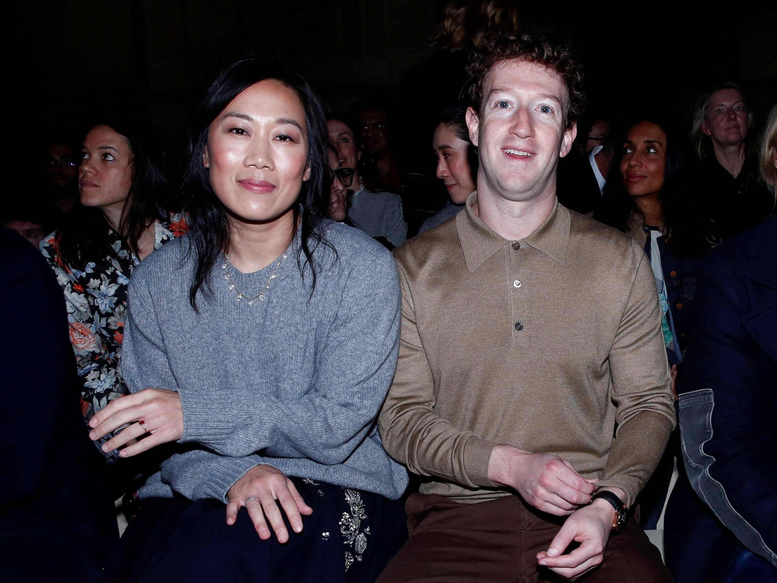 foto-menunjukkan-bagaimana-mark-zuckerberg-dan-priscilla-chan-meningkatkan-fesyen-mereka-bersama-dan-menemukan-gaya-pasangan-yang-keren