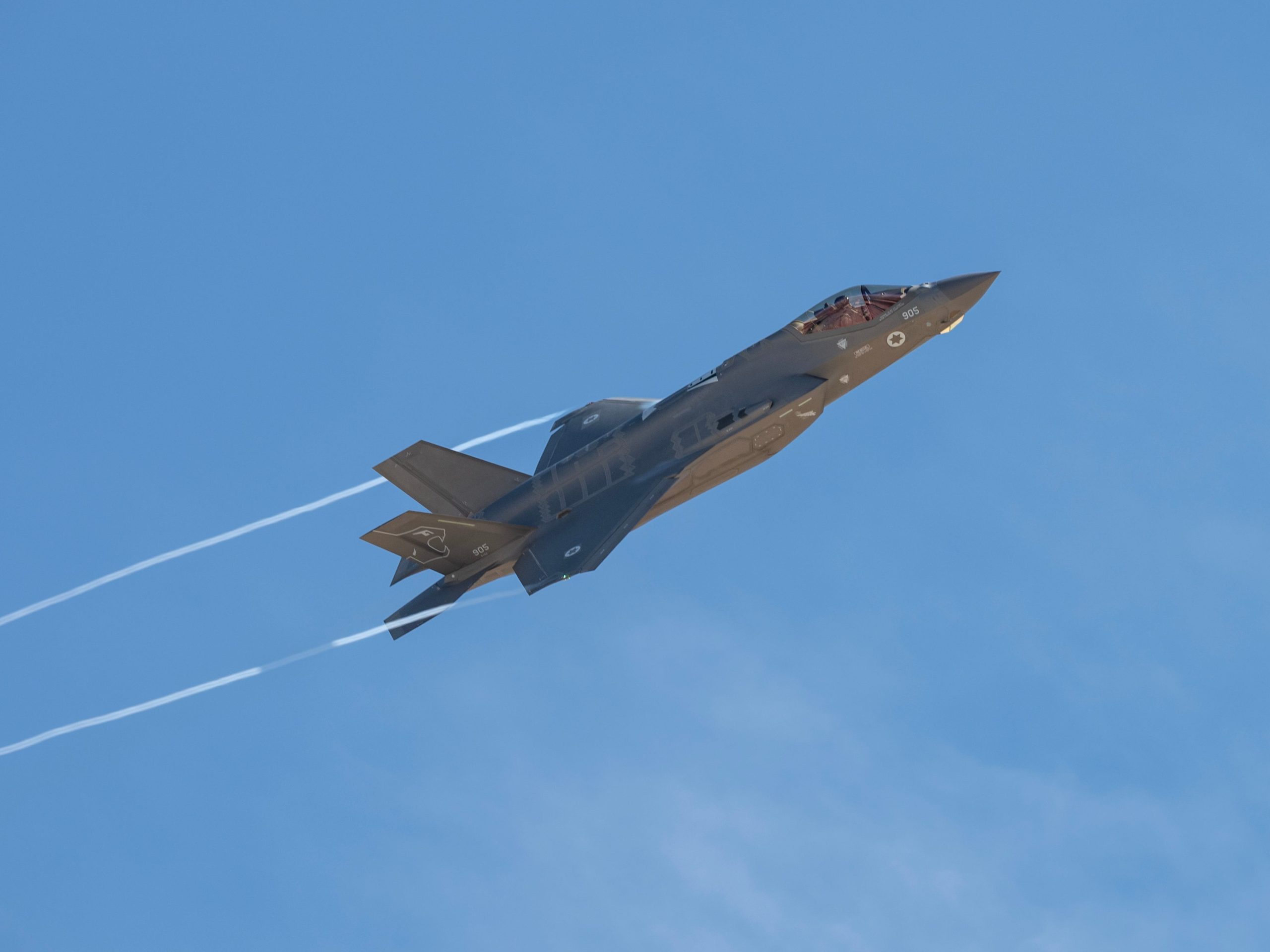 israel-mengatakan-200-pesawat-tempur-menyerang-iran-dalam-operasi-udara-terbesar-dalam-sejarahnya