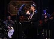 Mumford & Sons Menghadirkan Hozier untuk Penampilan Kejutan ‘Rubber Band Man’ di ‘SNL’