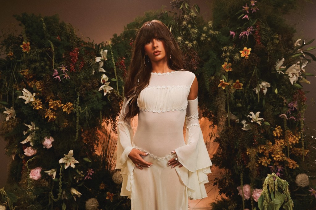 dua-langkah-‘choosin’-texas’-ella-langley-kembali-ke-no.-1-di-billboard-hot-100