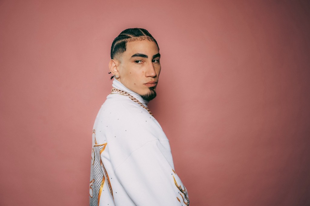 ‘por-si-manana-no-quiero’-karya-omar-courtz-membuat-debut-5-besar-di-3-tangga-album-billboard