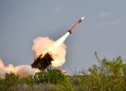 Rudal-rudal terbang melintasi Timur Tengah – dan harga pertahanan udara semakin mahal