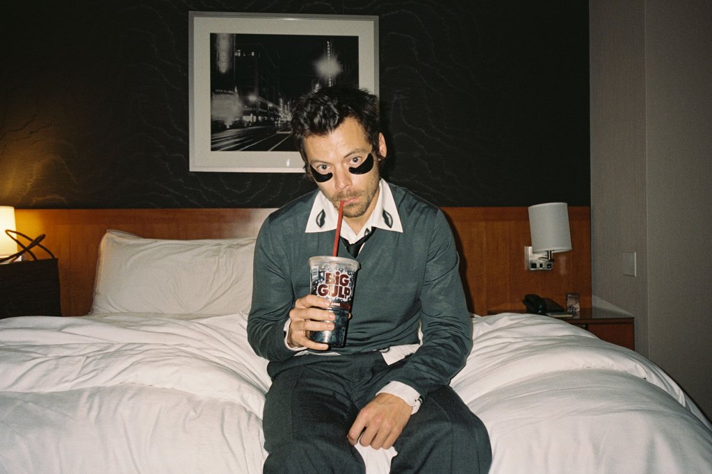 inilah-arti-lirik-harry-styles-di-‘kiss-all-the-time.-disko,-kadang-kadang,’-menurut-bintang-pop-itu