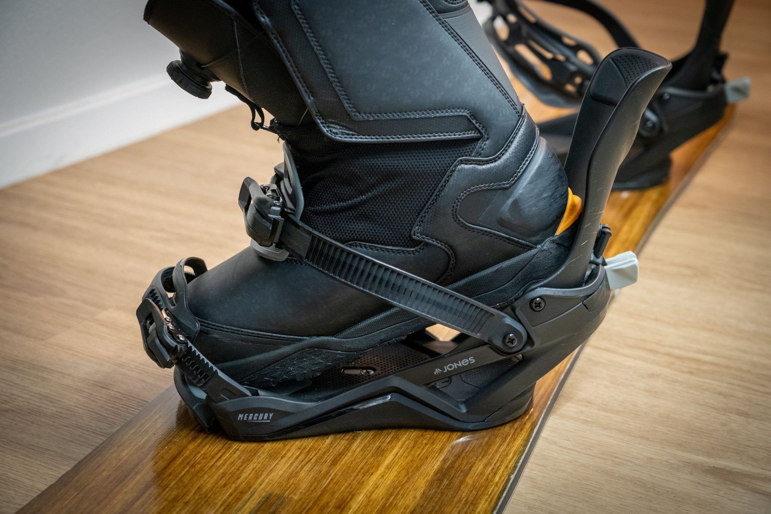 ulasan-jones-mercury-fase-snowboard-bindings:-sistem-entri-cepat-terbaik