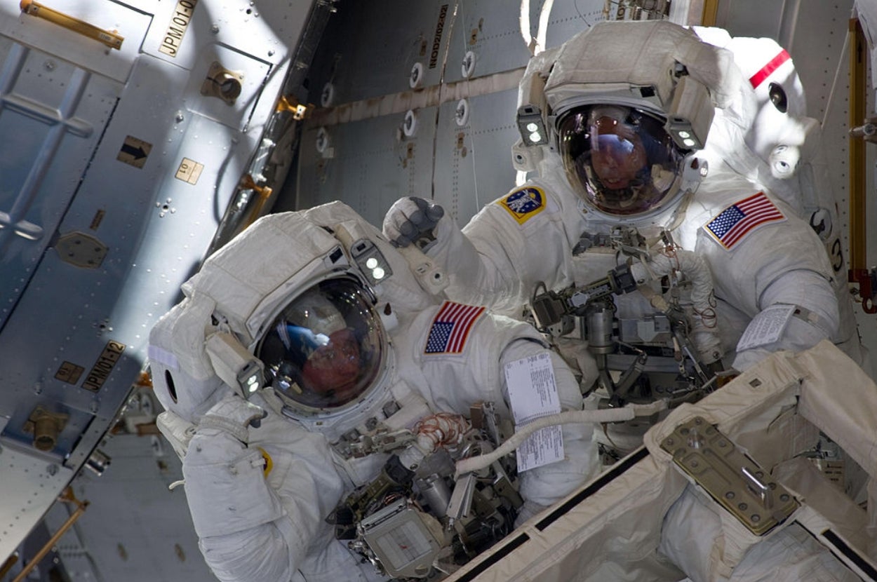 bagaimana-astronot-buang-air-besar-di-luar-angkasa?