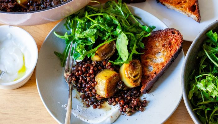 daun bawang dan lentil rebus dengan arugula dan yogurt