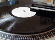 Cara Membersihkan Rekaman Vinyl Anda (2026): Vakum, Ultrasonik, Larutan, Kuas