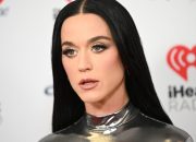 katy-perry-melempar-kartu-kredit-ke-air-mancur-trevi-untuk-‘keberuntungan’